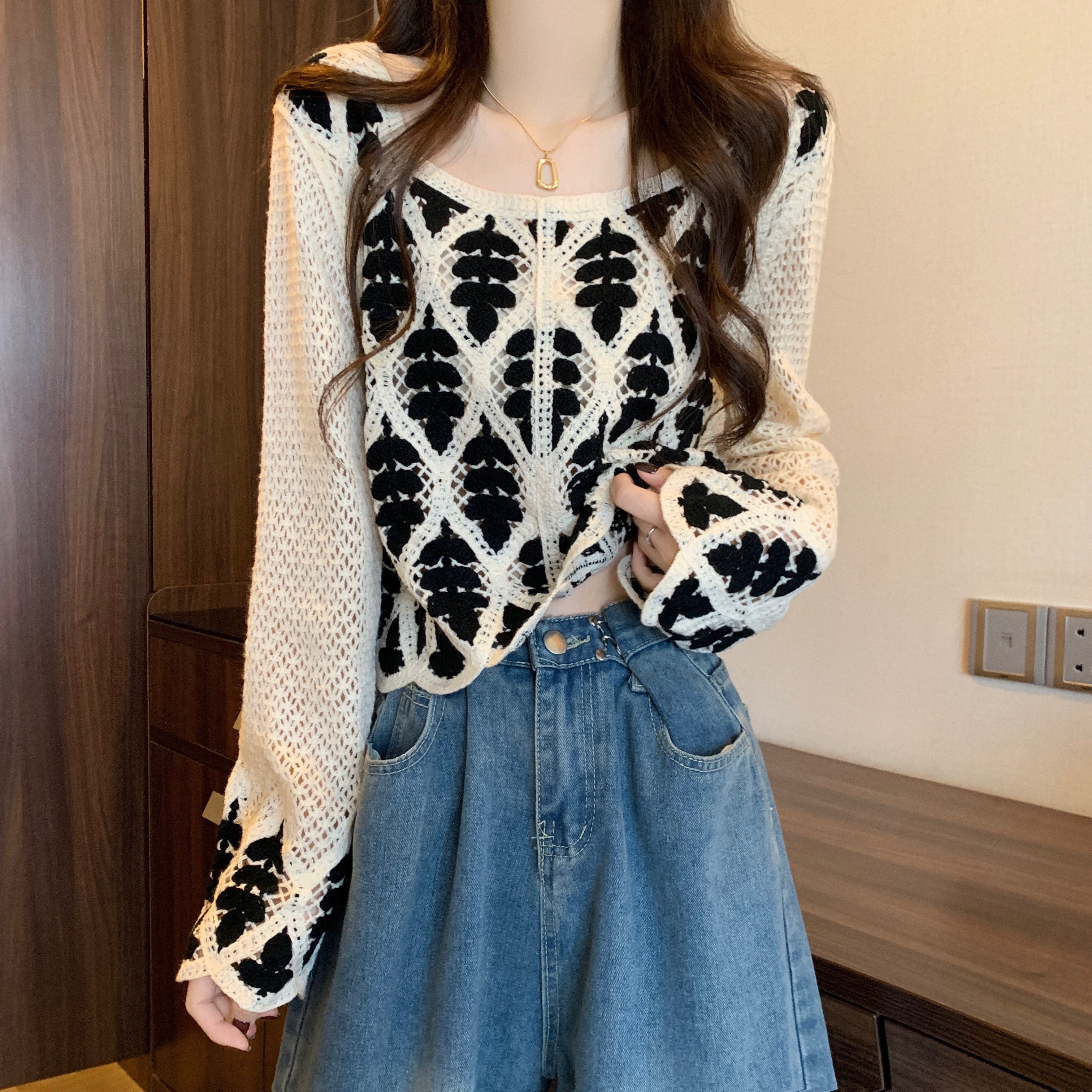 Actual shot of the new version of Korean-style design stitching hollow crochet versatile short shirt