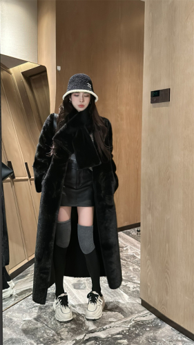 Real shots of Korean fashion autumn and winter fashion coats and scarves