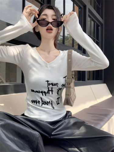 DeRong V-neck printed shoulder T-shirt women's new autumn and winter slim white long-sleeved bottoming