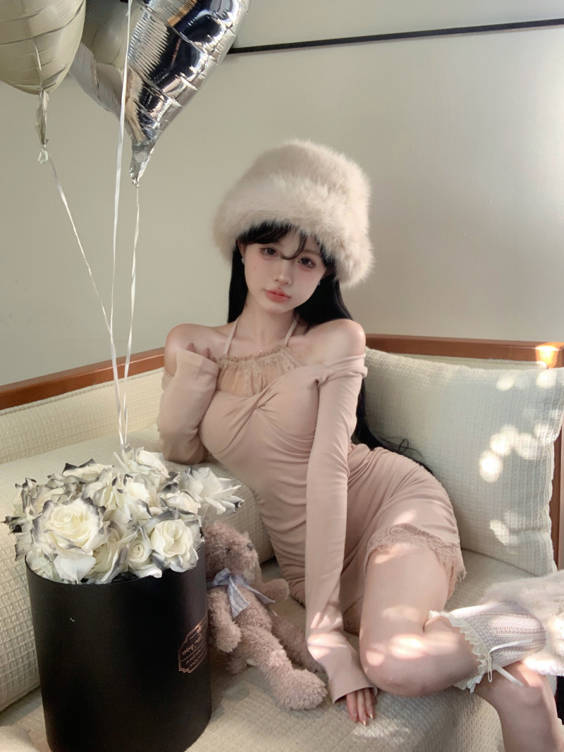 Real shot of pure lust hottie off-shoulder lace halterneck dress for women in early spring new slim fit and hip skirt