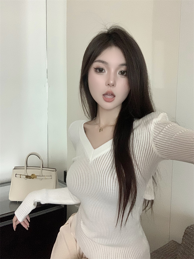 Actual shot of the new spring pure desire V-neck hollow slimming slimming bottoming sweater