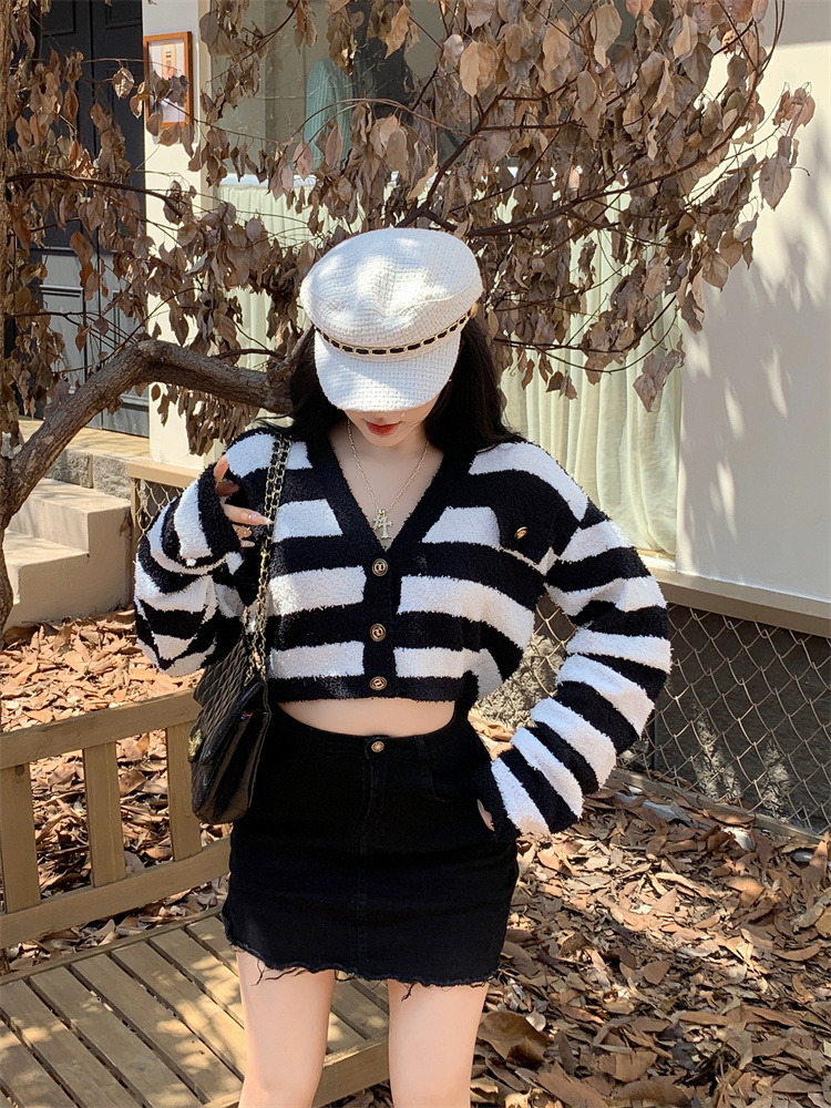 Real shot of early spring new style Xiaoxiang v-neck striped knitted cardigan sweater lazy niche top
