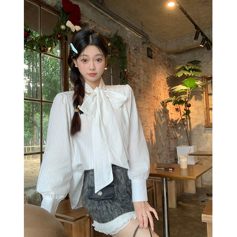 Real shot of loose casual striped long-sleeved shirt, lazy temperament, strappy retro top, trendy