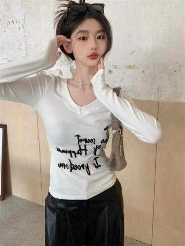 DeRong V-neck printed shoulder T-shirt women's new autumn and winter slim white long-sleeved bottoming