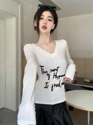 DeRong V-neck printed shoulder T-shirt women's new autumn and winter slim white long-sleeved bottoming