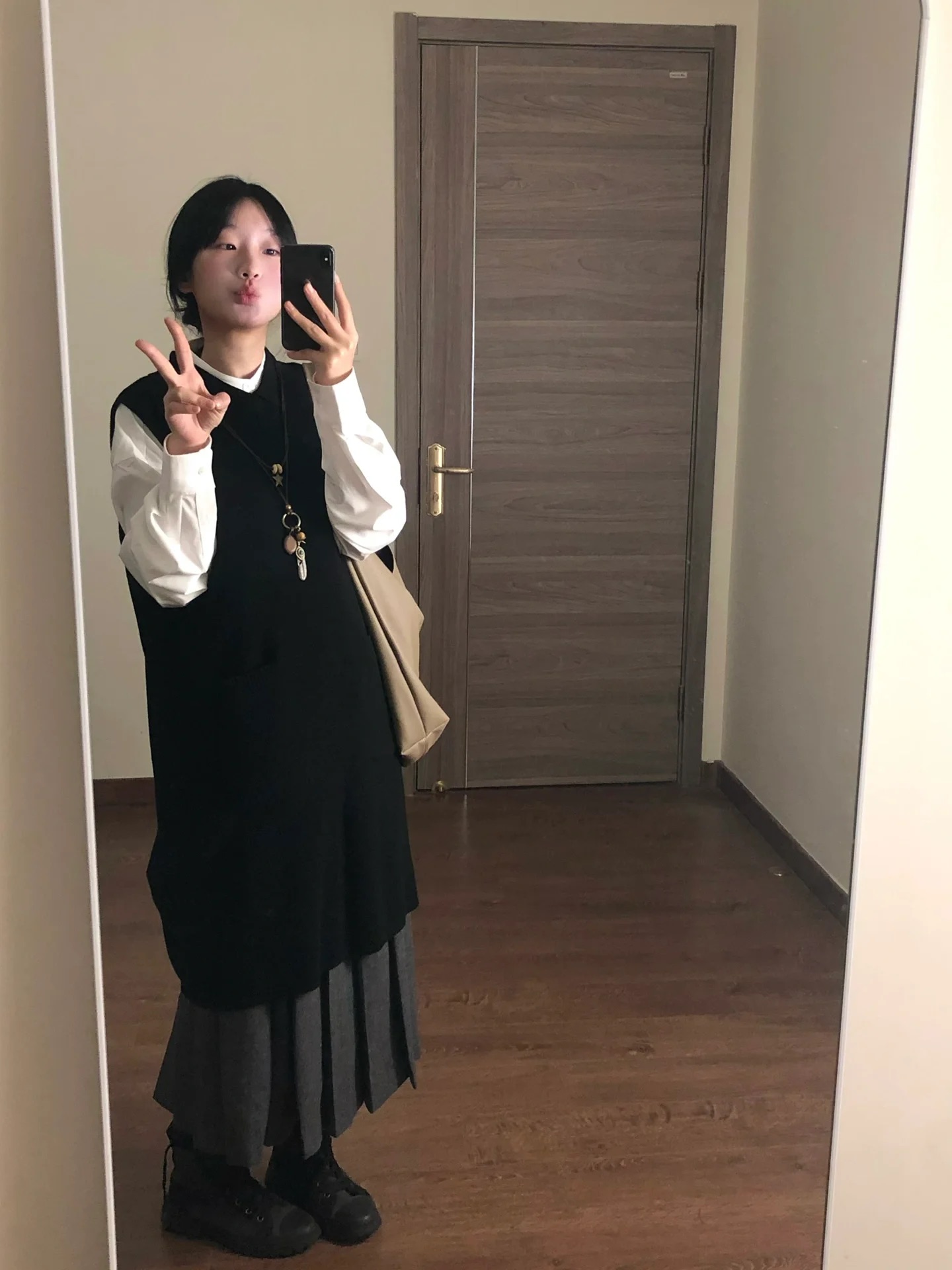 A complete set of outfits for little people in the spring of 2024. A super good-looking and versatile three-piece black waistcoat skirt set.