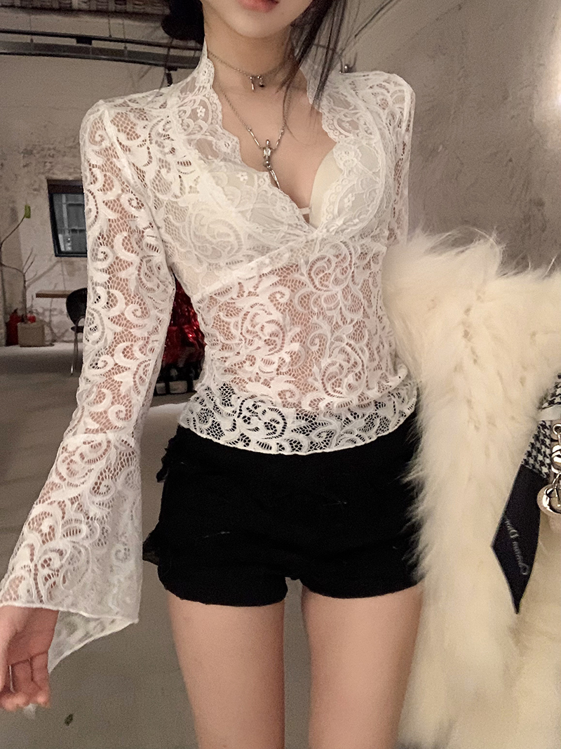 Real shot of white lace top v-neck long-sleeved T-shirt blue lace with a sense of atmosphere