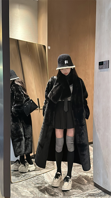 Real shots of Korean fashion autumn and winter fashion coats and scarves