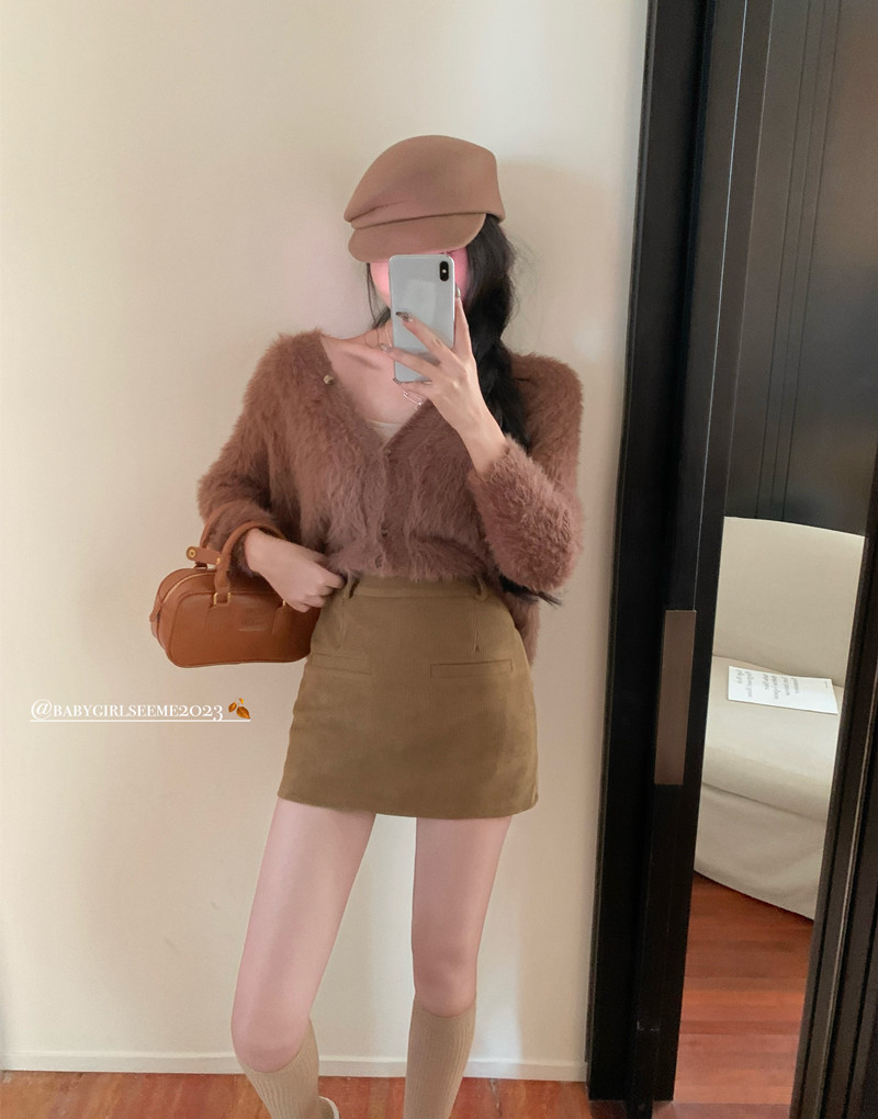 Actual shot of autumn London corduroy straight skirt women's new autumn simple commuting versatile short skirt