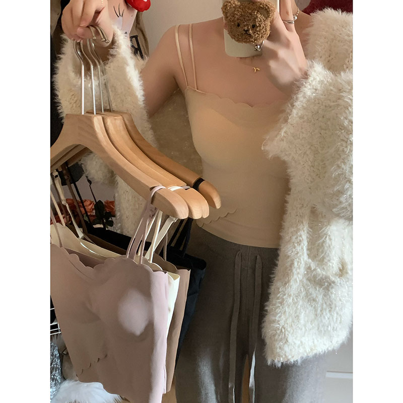 Actual shot of the new early spring ice silk seamless camisole with breast pads, slimming and slimming inner layering top