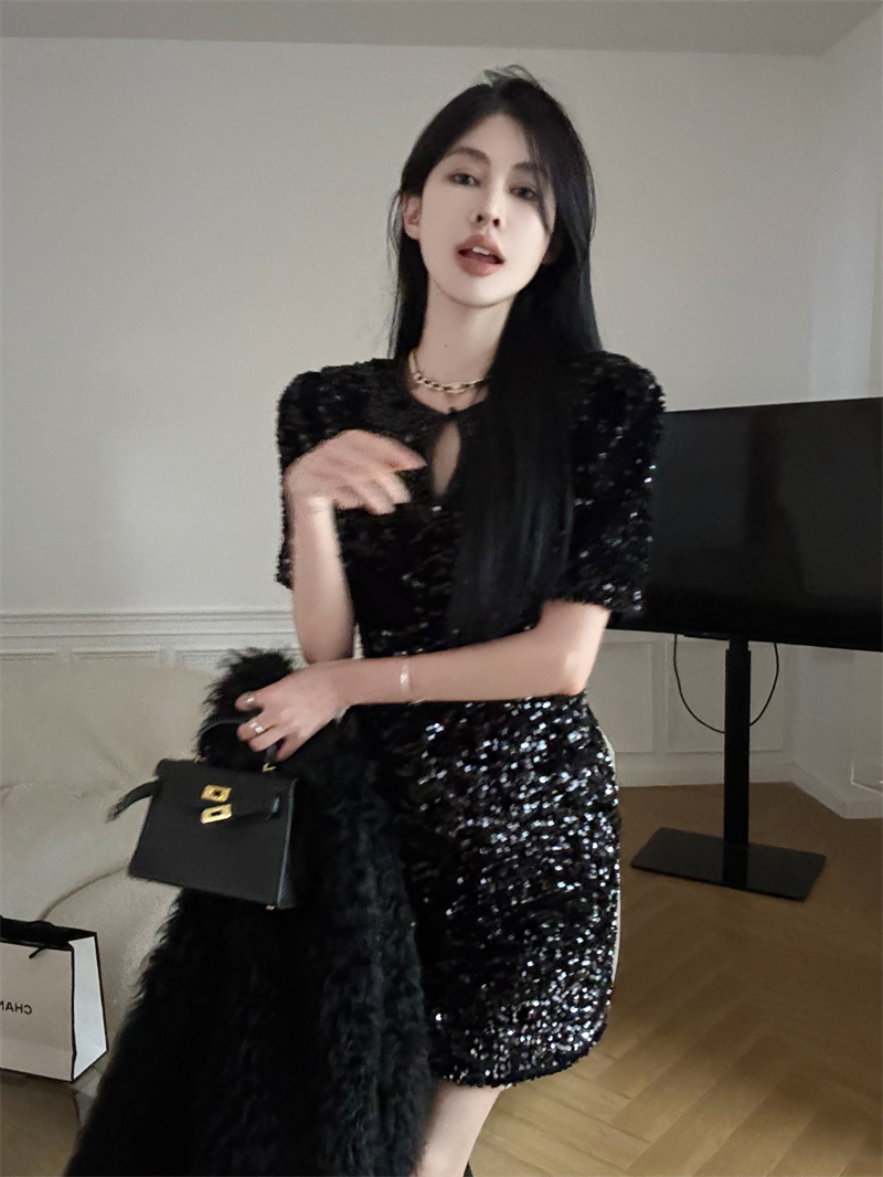 Actual shot of sequined niche design dress with inner skirt in autumn and winter
