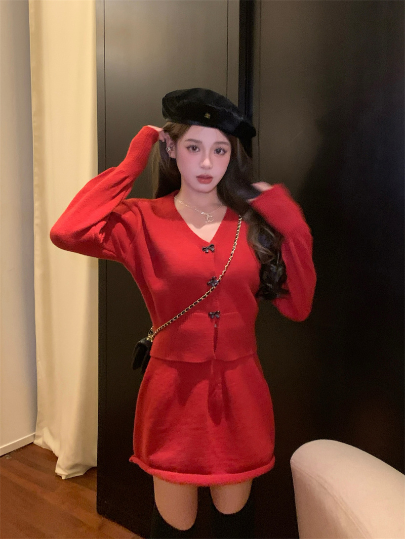 Real shot of black and red small fragrant style knitted two-piece set with bow sweater, A-line skirt, age-reducing suit skirt for women