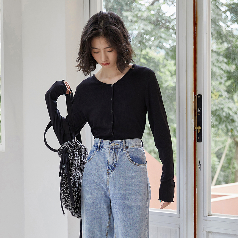 Actual shot of 2024 spring new Korean thread slimming short long-sleeved v-neck t-shirt versatile bottoming shirt top
