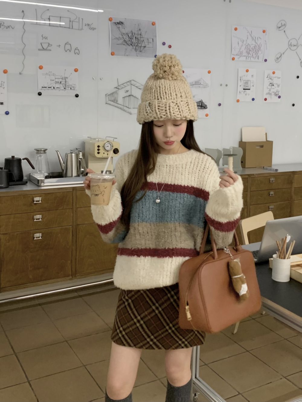 Actual shot of three-label contrasting color knitted sweater for women to wear as a sweet girly loose and lazy style top