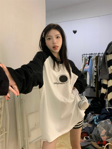 Actual shot of Korean style loose raglan sleeves with contrasting letter print long-sleeved T-shirt