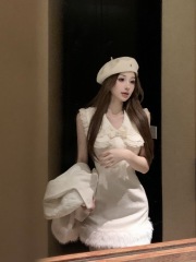 Actual shot of a cute and girly baby-collared vest dress with a bow brooch + plush sleeves quilted jacket