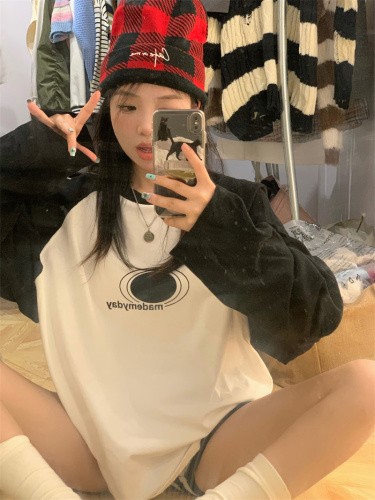 Actual shot of Korean style loose raglan sleeves with contrasting letter print long-sleeved T-shirt
