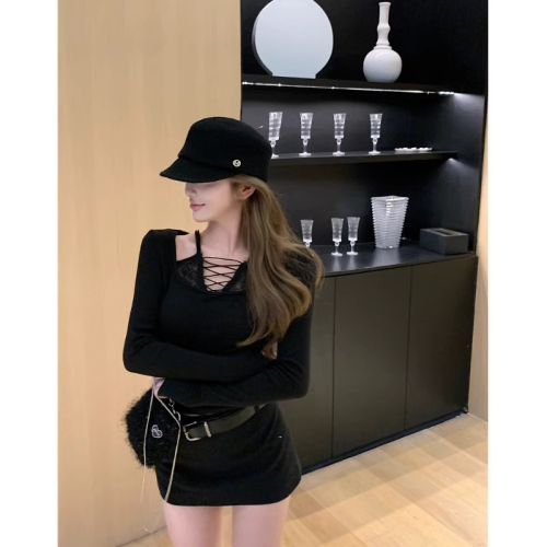 Fake two-piece spliced ​​lace halterneck long-sleeved T-shirt for women in autumn and winter tight-fitting short inner top base