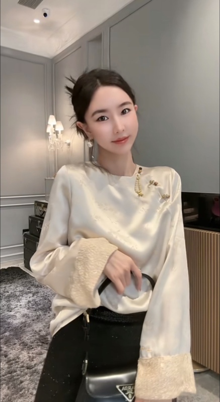 2024 Early Spring New Women's Clothing Temperament Versatile Bling Shiny New Chinese Style Plate Button Slim Women's Top
