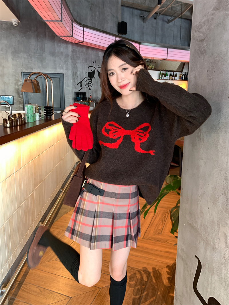 Actual shot of New Year's encounter, cute brown brushed fleece sweater with bow, contrasting color pullover sweater for women