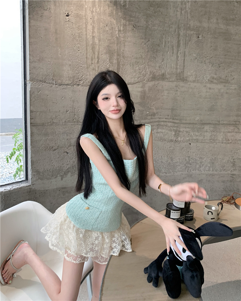 Real shot of green small fragrant sleeveless top, wide shoulder strap waist vest + apricot skirt pants