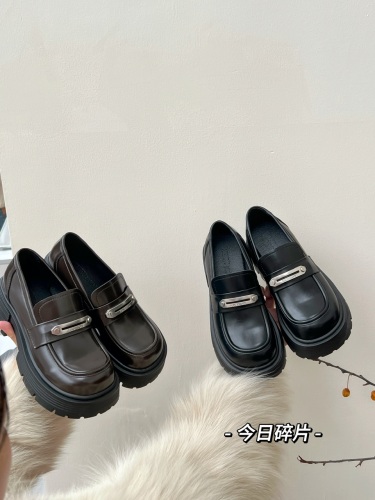 Real shot of British style small leather shoes for women 2024 spring new thick-soled loafers one-legged thick-heeled shoes with skirt