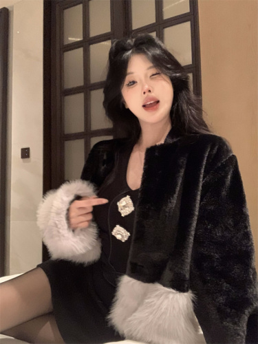 Actual shot of a wealthy family’s diamond-buttoned halterneck dress, ladylike temperament, color-blocked eco-friendly fur jacket