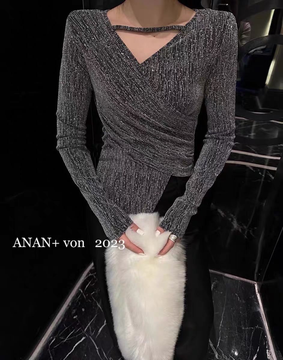 Pure desire V-neck design heavy industry flash diamond bottoming shirt for women spring irregular slim short top with black T-shirt