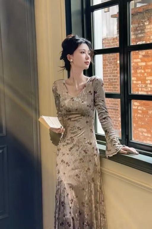 小婉法式復古氣質溫柔風長袖絲絨碎花連衣裙女春秋季新款裙子