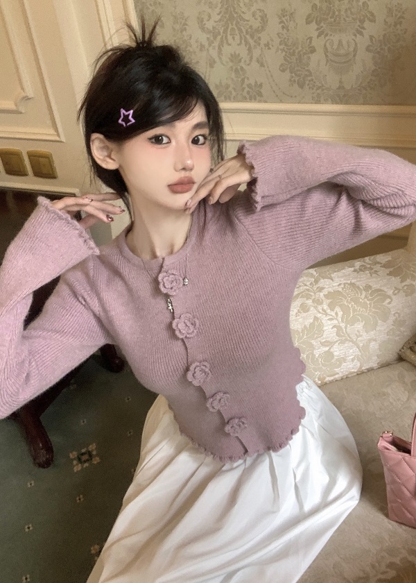 Real shot of three-dimensional flower long-sleeved sweater with sweet design and slim fit with fungus edges.