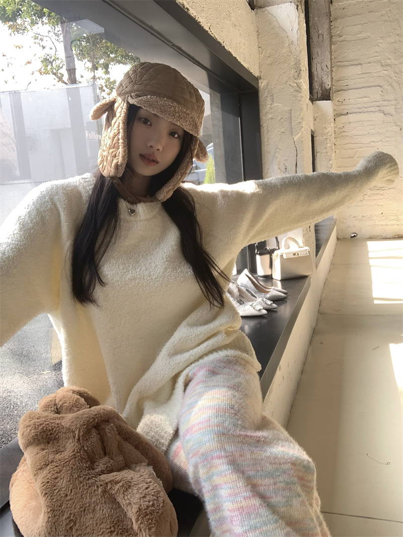 Actual shot of the new autumn and winter soft and glutinous lazy style sweater rainbow glutinous rice pants suit