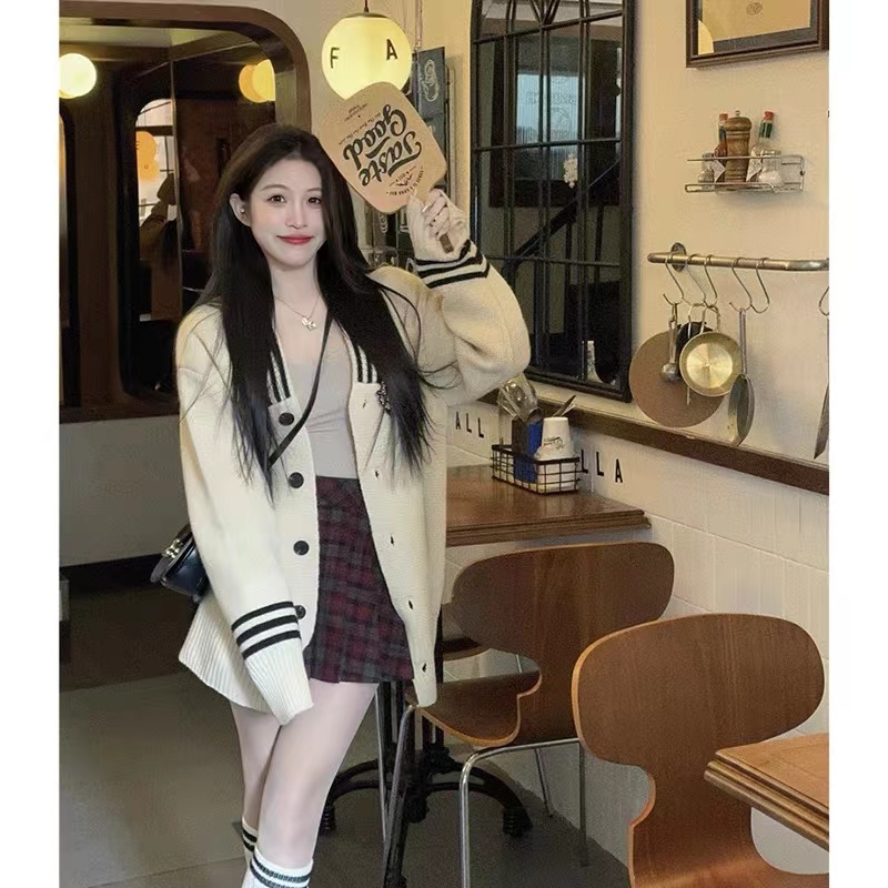 Gentle style design, niche temperament, hem splicing, slimming, versatile, slim-fitting bottoming sweater, sweater for women