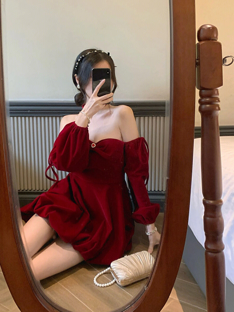 New Year's War Clothing Red Velvet Dress Women's Winter Temperament Pure Desire Hot Girl Birthday Party Dress Short Skirt