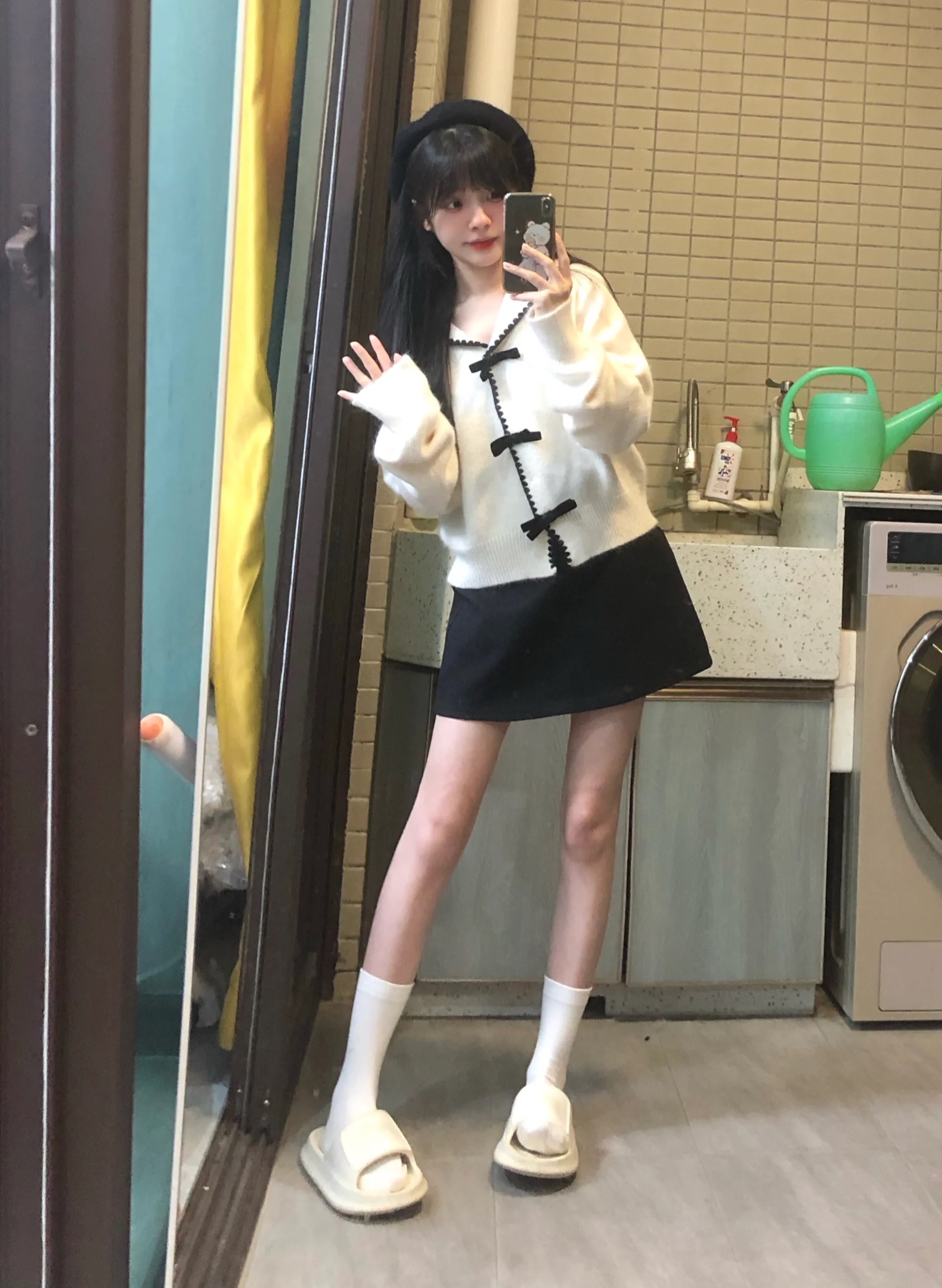 Autumn and winter clothing is matched with a set of two-piece suits that look tall and gentle for a small person, a lapel sweater and a short skirt.