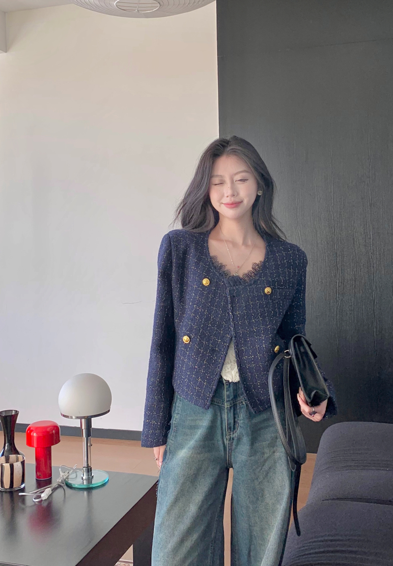 Actual shot of retro round neck, bright silk, small fragrant short coat, two-color design top, new autumn and winter style