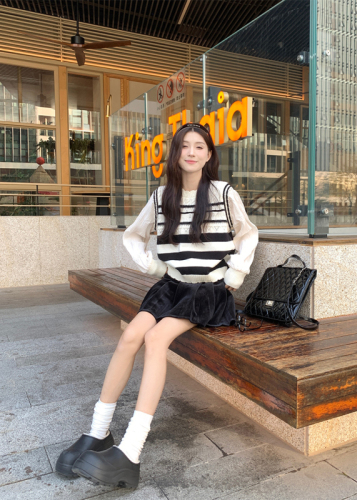 Real shot of early spring Korean chic striped sweater vest with lantern sleeves fake two-piece top