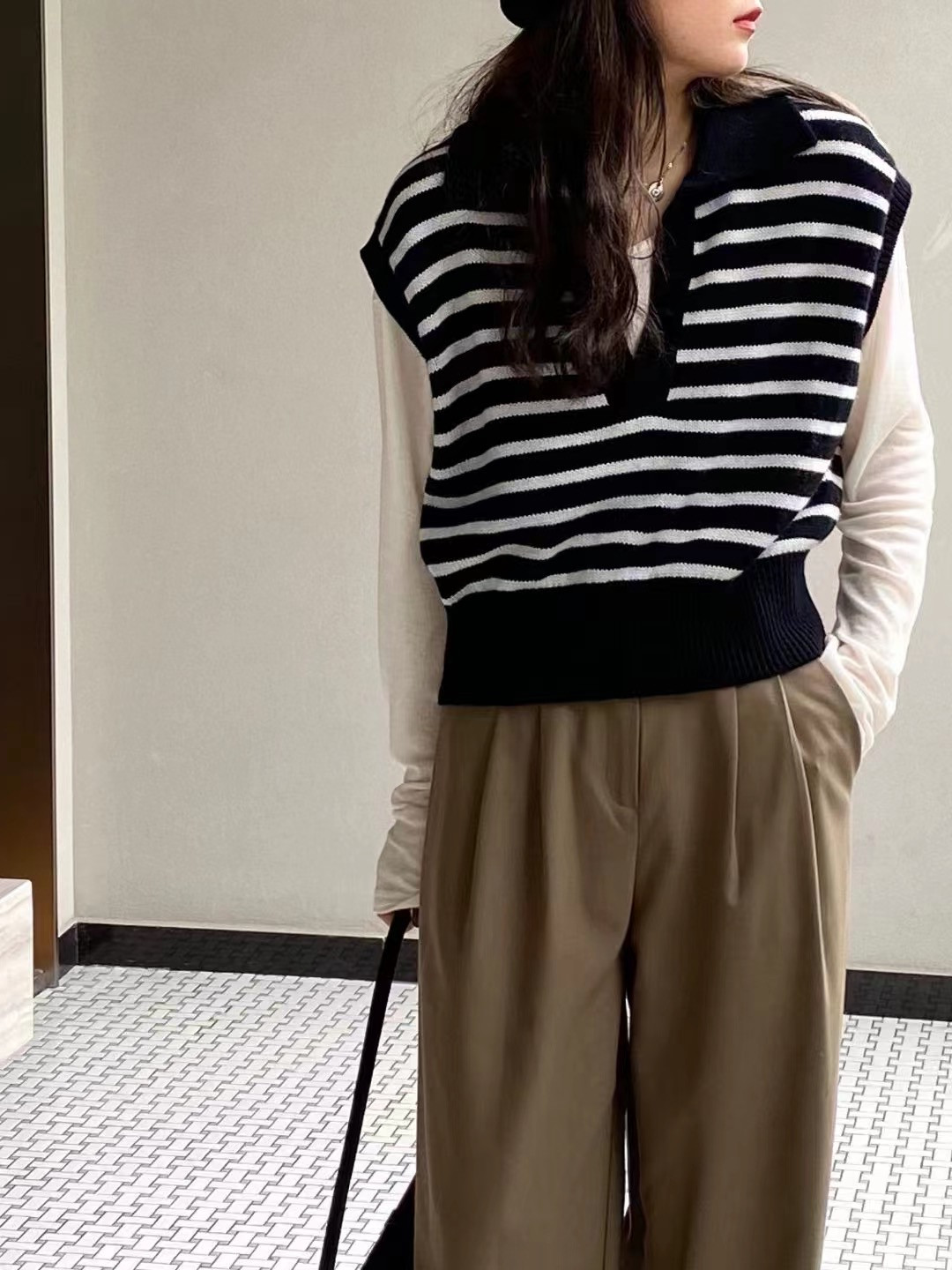 polo領條紋羊毛針織馬甲女坎肩背心＋白色打底衫搭咖色褲子一整套