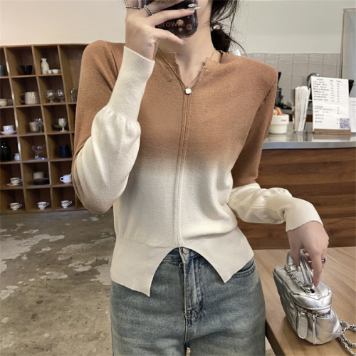 Real shot of autumn and winter color-blocked gradient V-neck sweater for women's age-reducing loose short knitted sweater top ins