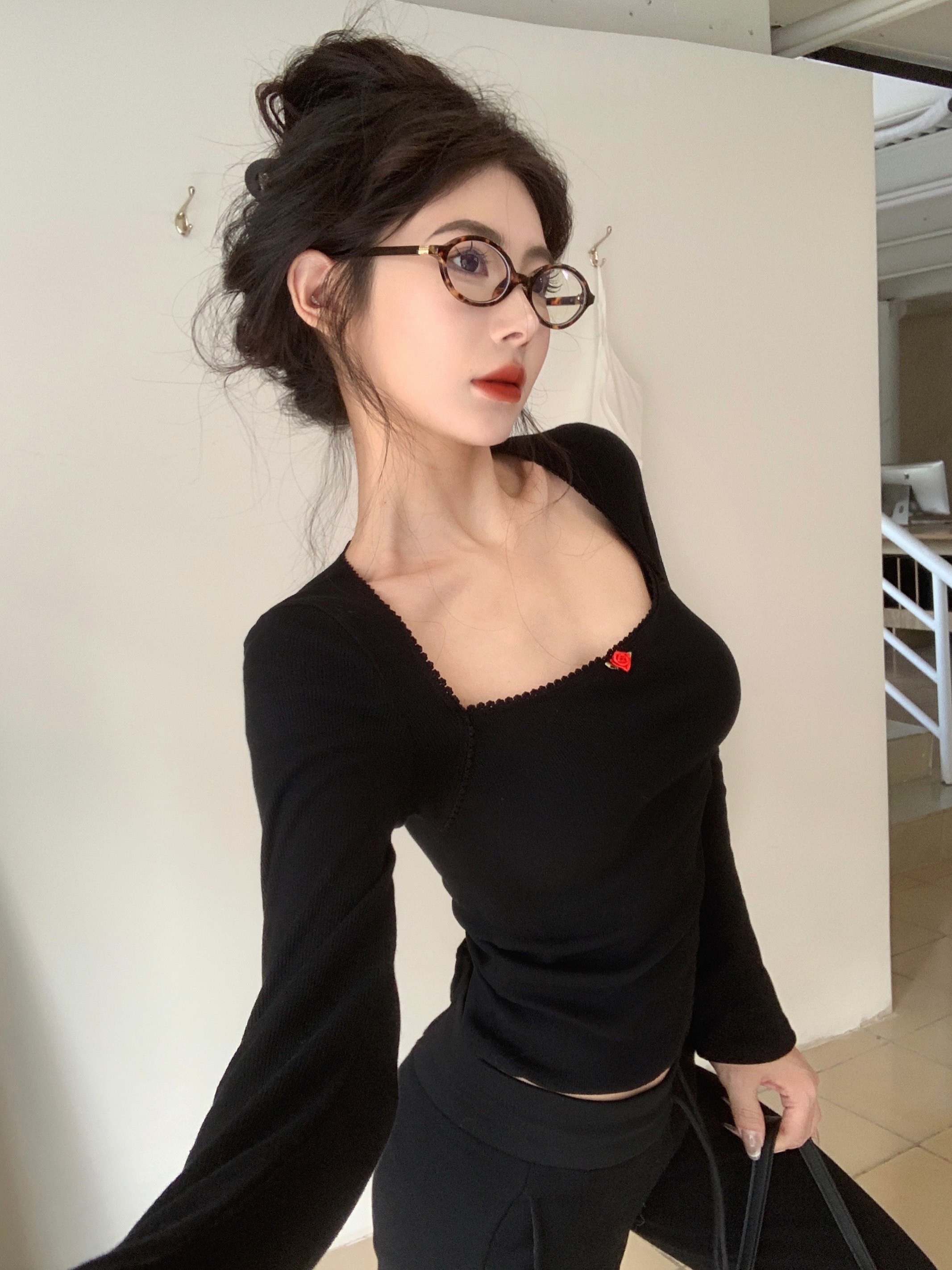Actual shot of retro square collar, slim and slim bottoming shirt, blogger’s own top of the same style