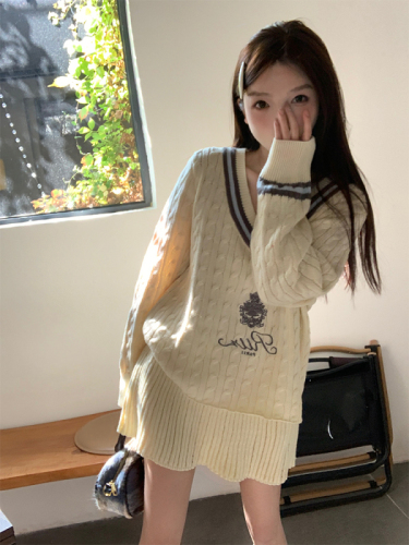 Actual shot of early spring Korean chic college style V-neck embroidered knitted fashion suit