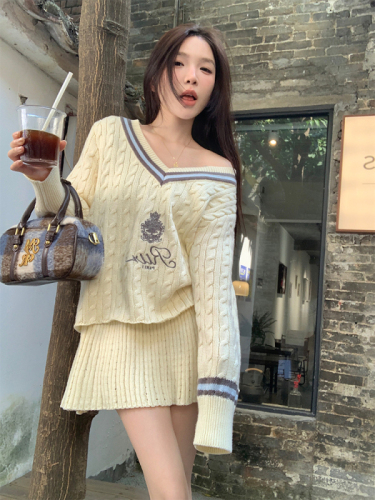 Actual shot of early spring Korean chic college style V-neck embroidered knitted fashion suit