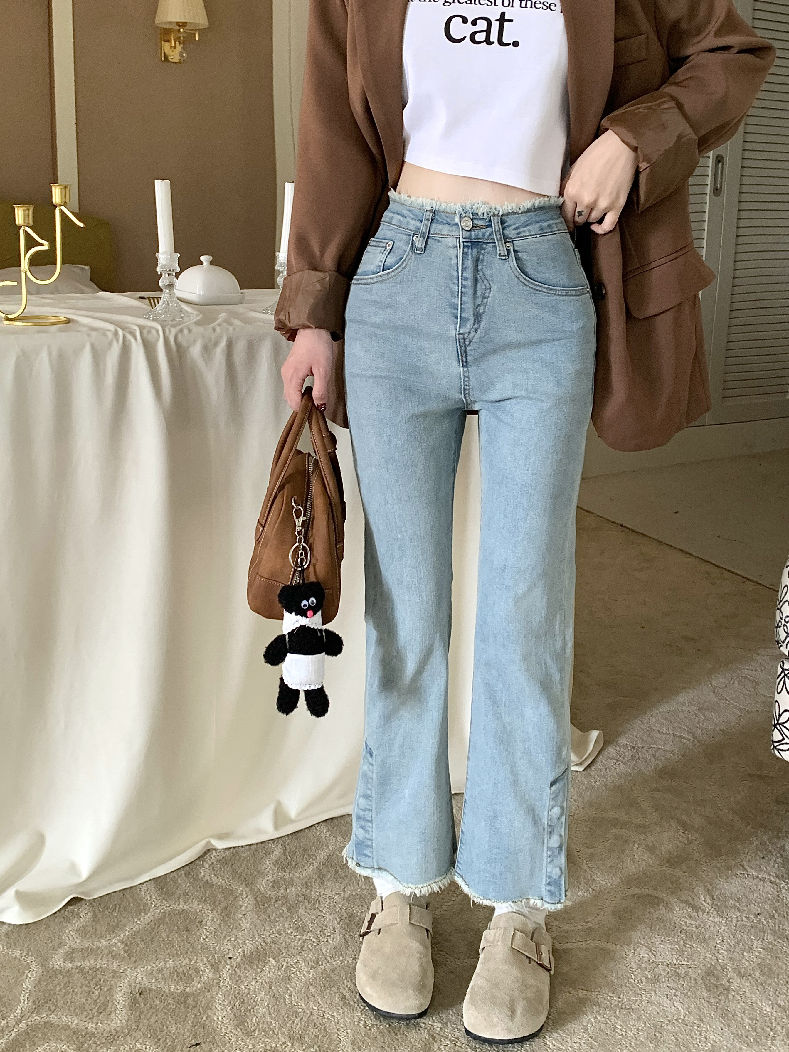 Actual shot of high-waist raw edge slit button design nine-point bootcut jeans