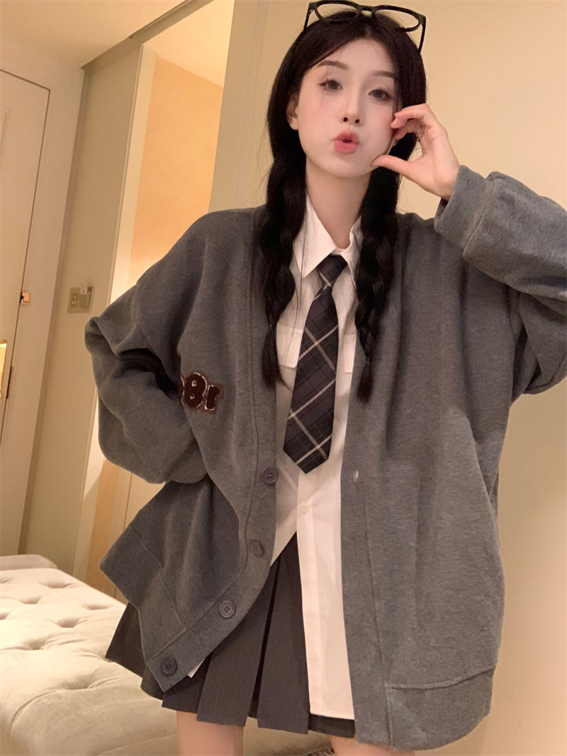 Actual shot of early spring casual age-reducing sweatshirt jacket + loose shirt with tie gray vest slimming pleated skirt
