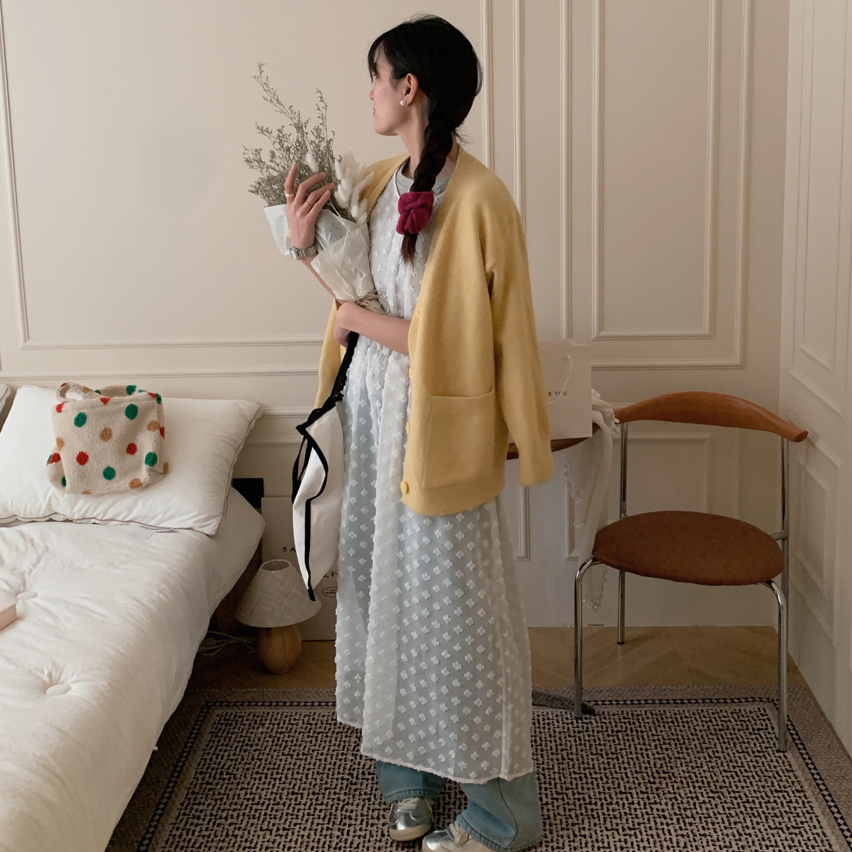 Real shot of three-dimensional flowers, slightly see-through, layered dress + gentle style, versatile cardigan and sweater