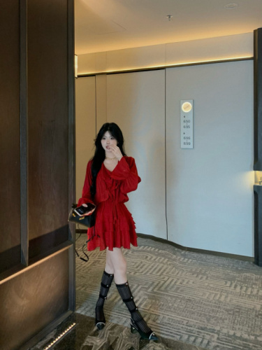 Actual shot~Red ruffled suit, lace-up V-neck top, short skirt