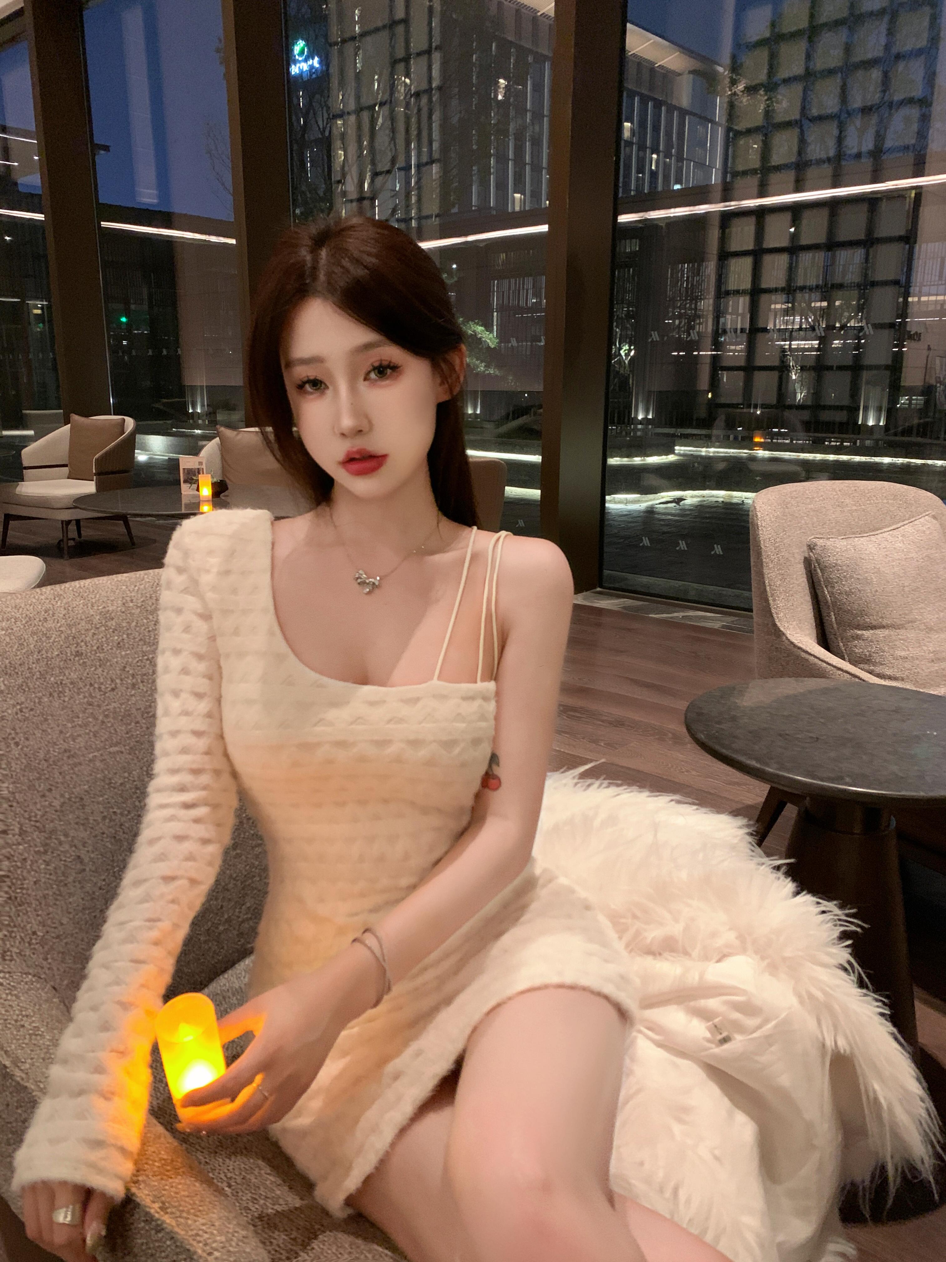 Real shot of white sexy sloping shoulder strap half-sleeved tight hip-hugging dress