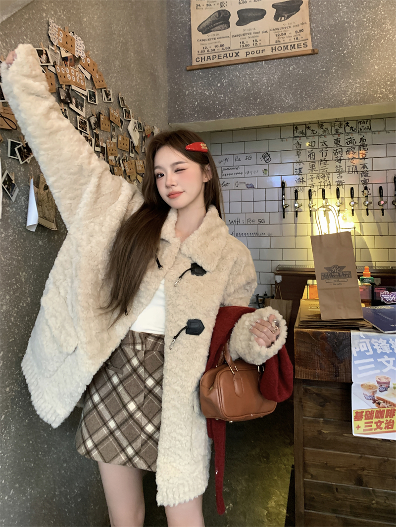 Actual shot of a large and very slim fur all-in-one imitation lamb wool coat for women in winter woolen Japanese style thick, cute and sweet