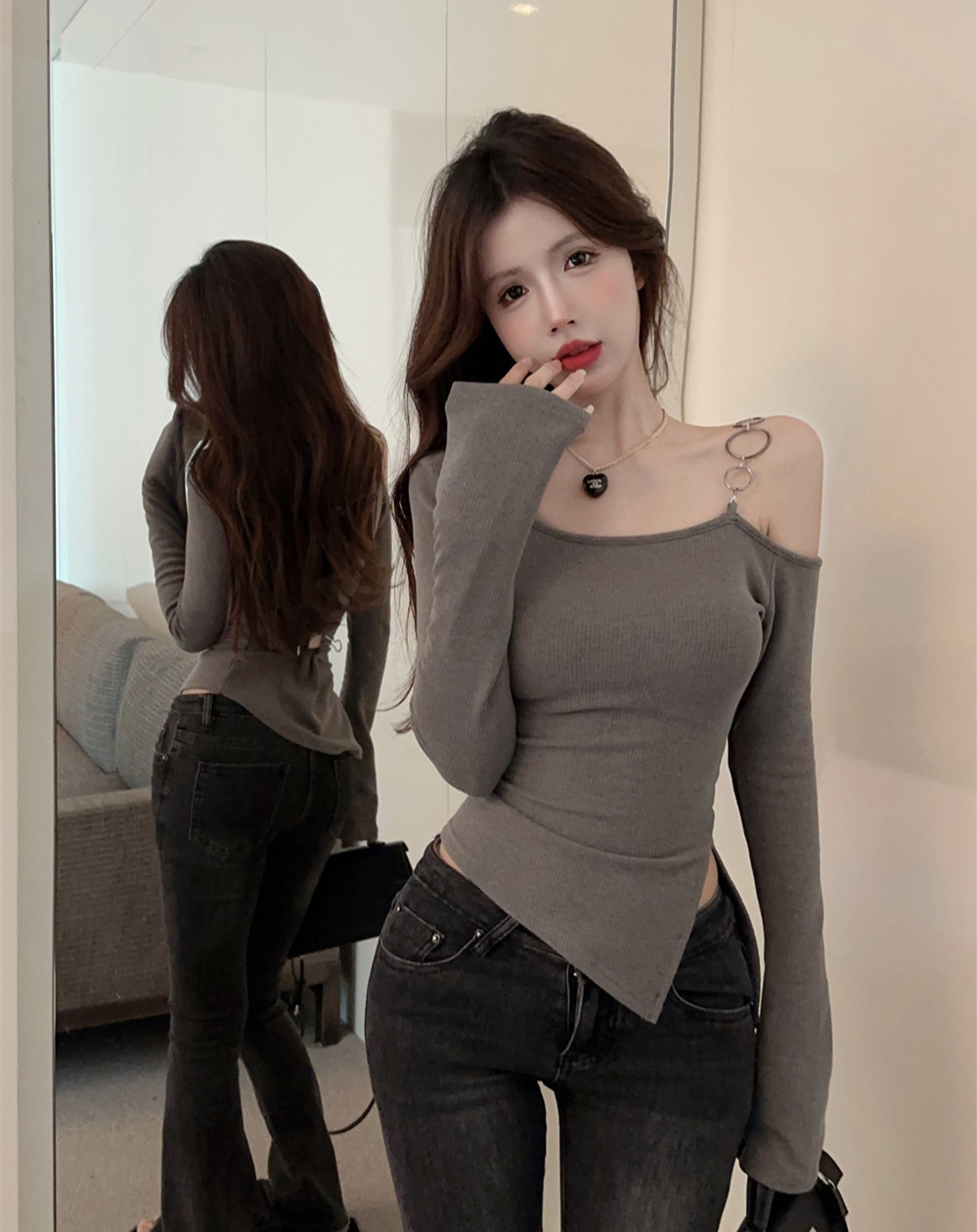 Actual shot - hot girl with gray shoulder rings decorated short knitted tops, women's slim waisted bottoming shirts worn underneath
