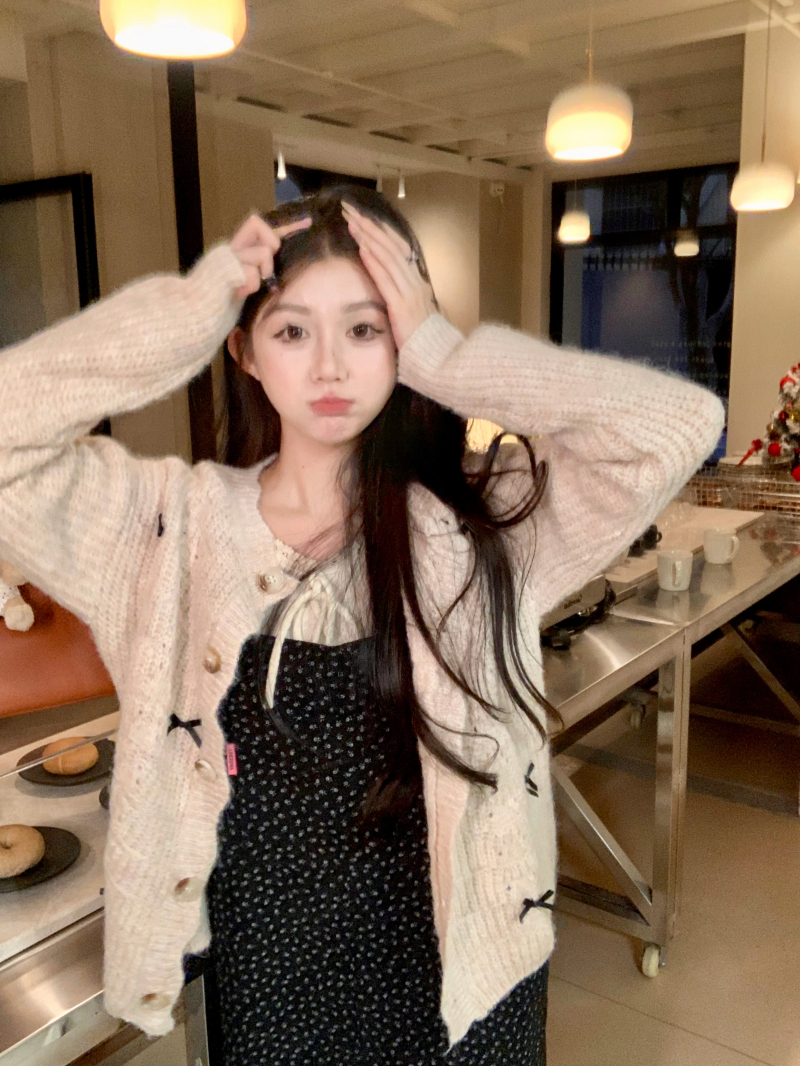 Real shot oatmeal bow knitted cardigan + knitted lace long-sleeved T-shirt + corduroy floral suspender skirt