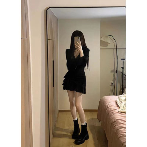 French Hepburn Pure Desire Black Elegance V-neck Dress Women's Autumn Sweet and Playful Ruffled Bell Sleeves Little Black Dress 